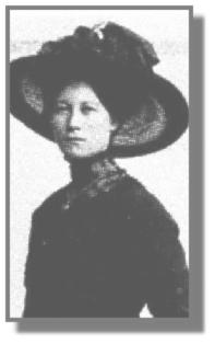 Mit 19 Jahren solch einen Hut zu besitzen, war der Traum vieler Mdchen. Frauke Lhring stellte sich 1910 dem Fotografen.