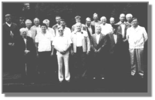 Die Mitglieder im Rhauderfehner lmkerverein heien oben: Hilko Maecker, W'fehn, Berthold Tholema, Glansdorf, Friedrich Douwes, Growolde, Heinrich Steenhoff, O'fehn, mit halbem Kopf Johann Junker, Ihren, Artur Weber, W'fehn, mit Bart Johann Memmen, O'fehn, Achim Marks, Flachsmeer, Hermann Roskam, Collinghorst, Erich Gerdes, Burlage, Johannes Koopmann, W'fehn, Detlef Block, O'fehn und Hans Kruse, Ramsloh. Untere Reihe: Alberd Feldmann, Joachim Geiler, W'fehn, Georg Rosenboom, 1. Vors., Johannes Rieken, O'fehn, der verstorbene Werner Weers, Burlage, Warner Hieronimus, Flachsmeer, Johannes Mauritz, W'fehn. Es fehlen u. a. Johann Schmidt, Rajen, Heinrich Gerdes, Collinghorst, Gerd Rhauderwiek, Langholt, Gerd Oltmanns, Steenfelde, Wilhardus Straatmann, Collinghorst, Deddo Arling, Steenfelde.