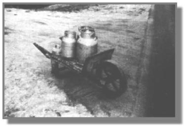 Ein nostalgisches Bild aus Idafehn. Gleich kommt der Milchwagen! ber das Molkereiwesen hat der Fehntjer Kurier am 17.3. und 14.4.1987 berichtet.