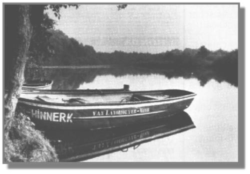 Idylle am Langholter Meer. Schon Anfang der vierziger Jahre sollte hier eine Badeanstalt entstehen. Der Landkreis Leer stellte 1939 einen Saugbagger zur Verfgung, dessen Aufbauten wegen der festen Landstraenbrcke abmontiert werden muten. Nur so konnte der Bagger auf die Sdseite gelangen. Er splte an der Ostseite einen kleinen Damm auf. Mit Faschinen und Sand befestigten die damalige Jugendorganisation sowie einige Freiwillige diesen Fupfad, so da er bis auf den heutigen Tag bestehen blieb. Die Arbeiten fr das geplante Schwimmbad im abgetrennten Sumpfgebiet konnten wegen des Zweiten Weltkrieges nicht mehr angefangen werden. Das heutige Schwimmbad entstand 1958 weiter sdlich.