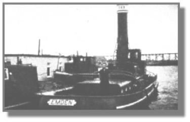 Der Schlepper "149" im Emder Hafen. Er wurde auch "Schikau"-Schlepper genannt nach dem Werftstandort, wo er gebaut worden war. Im Hintergrund die Splleitung von der Knock. A Heck Hermann Kramer, der Maschinist oder "Stoker".