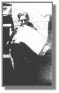 Zu Pfingsten erhielt Gerd Bttcher Urlaub. Er besuchte seinen Freund Heinrich Ptten in der Mhlenstrae, denn der hatte ein Schifferklavier. Das war im Jahr 1944, ein Jahr vor Kriegsende. berall auf der Welt sangen Millionen von Soldaten das Lied von Lili Marleen: Lale Andersen - im Standesamtsregister von Bremerhaven und auf ihrem Langeooger Grabstein steht Ihr richtiger Name: ,,Lieselotte Bunnenberg" - Lale Andersen hatte es berhmt gemacht: Vor der Kaserne, vor dem groen Tor, stand eine Laterne; und steht sie noch davor, so woll'n wir uns da wiedersehn. Bei der Laterne woll'n wir stehn wie einst, Lili Marleen."