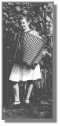 berall in Deutschland wurde das Akkordeon gespielt. Lidia aus Thorn versucht sich 1943 an einem besonders groen Instrument.