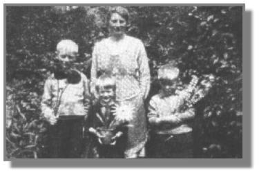 Gerd, Erika und Heinrich schenken Mutter Weerta Blumen zum Muttertag.