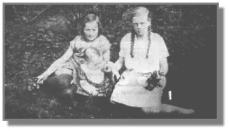 Hanni mit Zpfen. Selbstaufnahme zusammen mit ihrer Freundin Hildegard Sanders. Die kleine Erna war 1931 geboren worden.