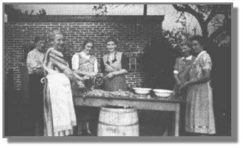 Durch die Schnippelmaschine ins Bohnenfa: Hier sind links Gesine Reents, Tini Evers, Gretchen Baumann, Mimi Ulpts, Frau Spieker und Rika Schoon aus Ostrhauderfehn 1938 bei der Arbeit.