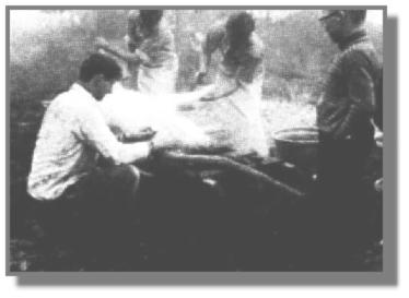 Konrad Siemers (links) und Helmut Westermann (rechts) entborsten das Schwein bei van Diekens hinterm Haus in Ostrhauderfehn (etwa 1965)