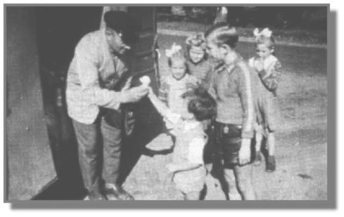 Ein Foto, da so viele Erinnerungen weckt: Folli Schmidt verkaufte im Sommer auch Speiseeis von seinem rollenden Milchwagen aus. Vorn bekommt Heinz Jrgen Niethammer gerade sein Eis, auf das Egon-Dietmar Helling noch wartet. Auch den Mdchen Ingrid Struck, Edeltraud Helling und Hildegard Struck luft das Wasser schon im Mund zusammen. Herrliche Kinderzeit auf dem Fehn!