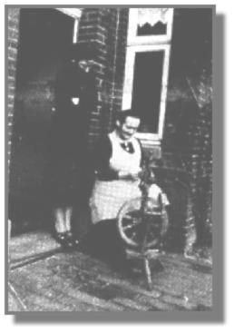 Auguste Meyer, 1. Sdwieke, zeigte am 28. Februar 1937 dem Frulein Anna von der Huir aus Leer, wie gesponnen wird. Zur Verfgung gestellt von Hanni Scheer