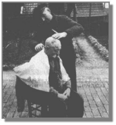 La mich mal raten: Schmiedemeister Friedrich Strenge versucht, in einem harten ostfriesischen Schdel Lcher zu bohren, um dort einige Punkerhaare festzulten? Nicht richtig? Schade. Dann mu es wohl der Nachbar Annus Brauer mit seinem furchterregenden Schnurrbart sein, dem Fritz hier die Haare im Nacken stutzt.