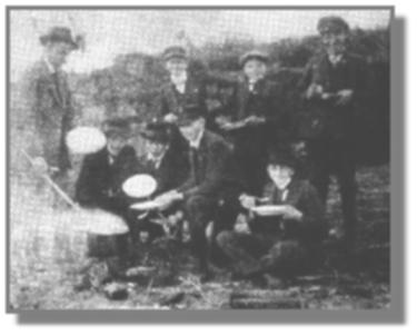 Eine ganz groe Raritt ist dieses Foto von einem Ausflug des Mnnerturnvereins Westrhauderfehn ins damals noch mchtige Moor. Links mit dem Eichenlaub am Hut steht Lehrer Franz Arndt. Im Hintergrund erkennen wir Joke (Johann) Bohlen, Hans Trey und Tebbe Appeldorn. Die drei Jugendlichen, die um den Topf herum knien, sind bislang unerkannt geblieben. Rechts im Schneidersitz it der Uhrmachergeselle Friedo Frye seine Erbsensuppe. Lustig die Geschichte, wer die Tpfe saubermachen mute: Das entschied ein Ringkampf. Bei einem ihrer Ausflge nach dem 1. Weltkrieg wurden die Turner als ,,Spartakisten" verdchtigt und aus Esterwegen verjagt. Die Aufnahme entstand von Lambertus Deepen. Der Vater, Frbermeister Deepen, kam aus Leer, wo er dem dortigen Turnverein angehrt hatte. Aus diesem Grund erlaubte er seinen Kindern auch die Mitgliedschaft im MTV.