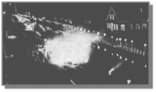 Vom Kirchturm aus wurde dieses Foto gemacht: das hellerleuchtete Untenende von Rhauderfehn: Torfblten und Torffackeln brannten entlang des Kanals. Es war der 21.Mrz 1933, an dem der Reichstag erffnet wurde. Dieses Datum wird auch Tag von Potsdam genannt, denn das Reichstagsgebude in Berlin existierte nur noch als Ruine. Waren die lodernden Fackeln schon ein erster Hinweis auf die infernalischen Feuersbrnste des 2. Weltkrieges?