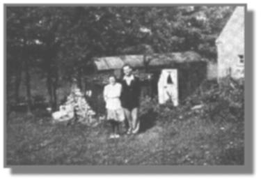 "Aber im kleinsten Zimmerlein kann jeder glcklich sein", haben Paul Sikora und seine Frau Dore aus Wipperfrth hinter dieses Foto aus dem Jahr 1949 geschrieben. Sie sind regelmig Feriengste in Ostrhauderfehn.