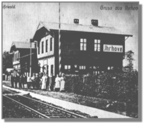 Die Mnstersche Seite etwa um 1912. Karbidgaslaternen erleuchten das Bahnhofsgebude von "Ihrhove". Rechts das unbersehbare Eingangsschild, damit sich keiner vor dem Kontrolleur drcken konnte. Auch eine groe Uhr zeigte genau an, wieviel Minuten Versptung der Zug vielleicht haben knnte.