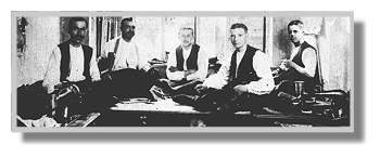 In einer Bremer Schneiderei erlernte Diedrich Seemann aus Idafehn (zweiter von rechts) das Schneiderhandwerk.
