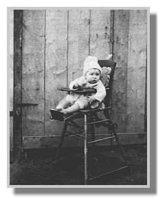 Ein moderner, fein gedrechselter ,,Krüppstoehl" von 1931 ohne Topf. Die alten musealen Kinderstühle waren häufig aus einfachen Brettern zusammengezimmert.